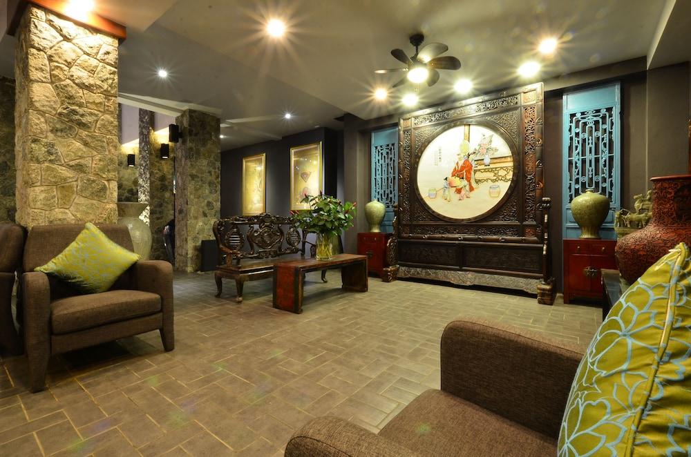 Lap Roi Karon Beachfront Lobby Sitting Area