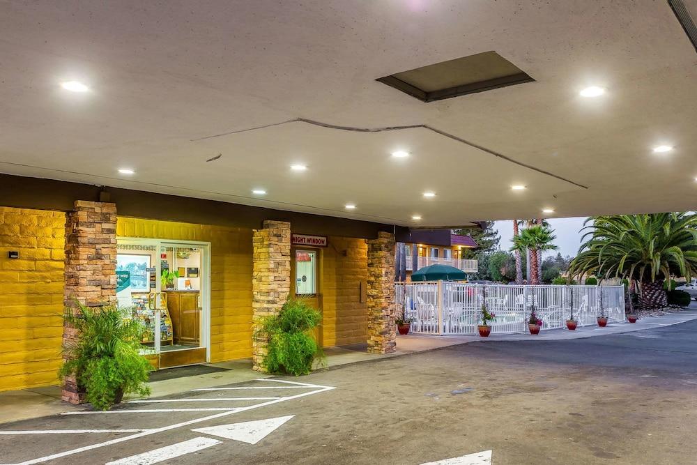 رودواي إن واين كانتري