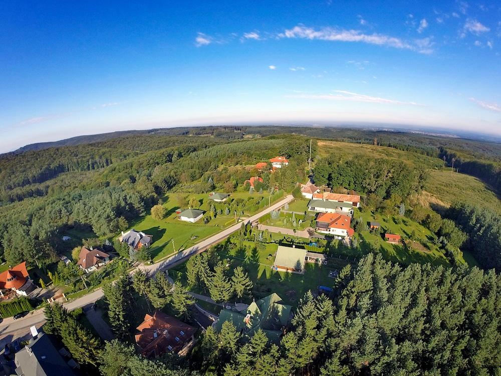 غوستولا غيونغي سبا إي إليمينيهوتل منظر من الجو