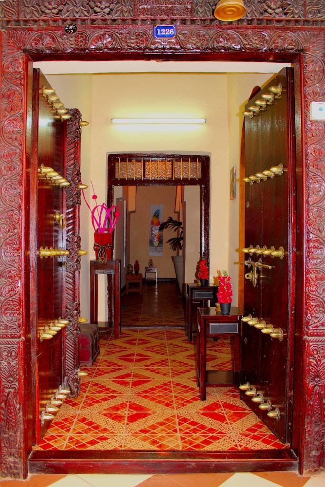 ذي آيلاند تاون هوتل - للبالغين فقط الفندق من الداخل