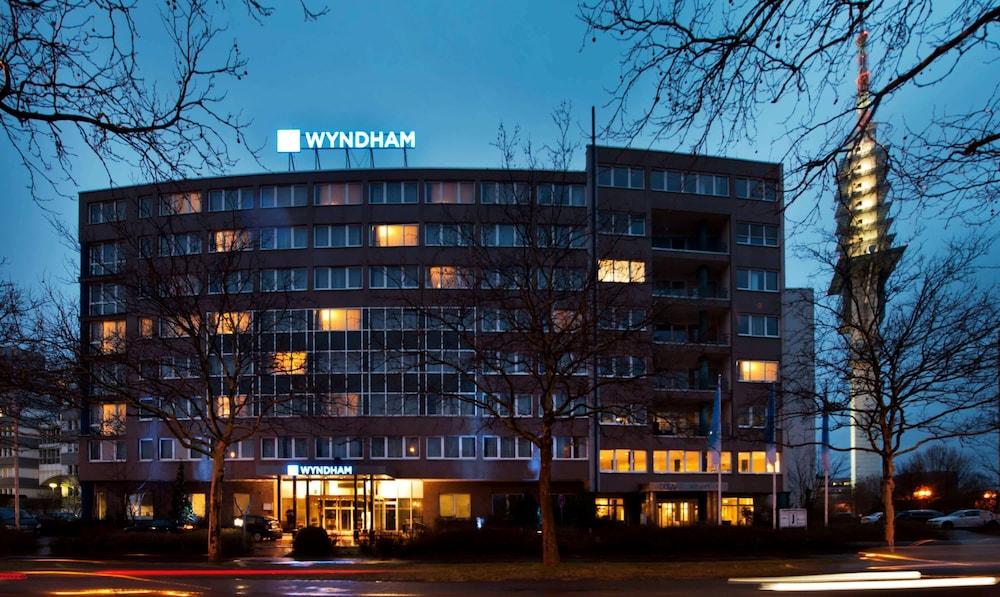 Wyndham Hannover Atrium Featured Image