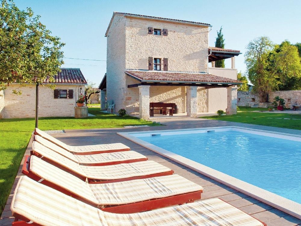 سبيشوس فيلا ويذ برايفت سويمينج بول إن كانفانار