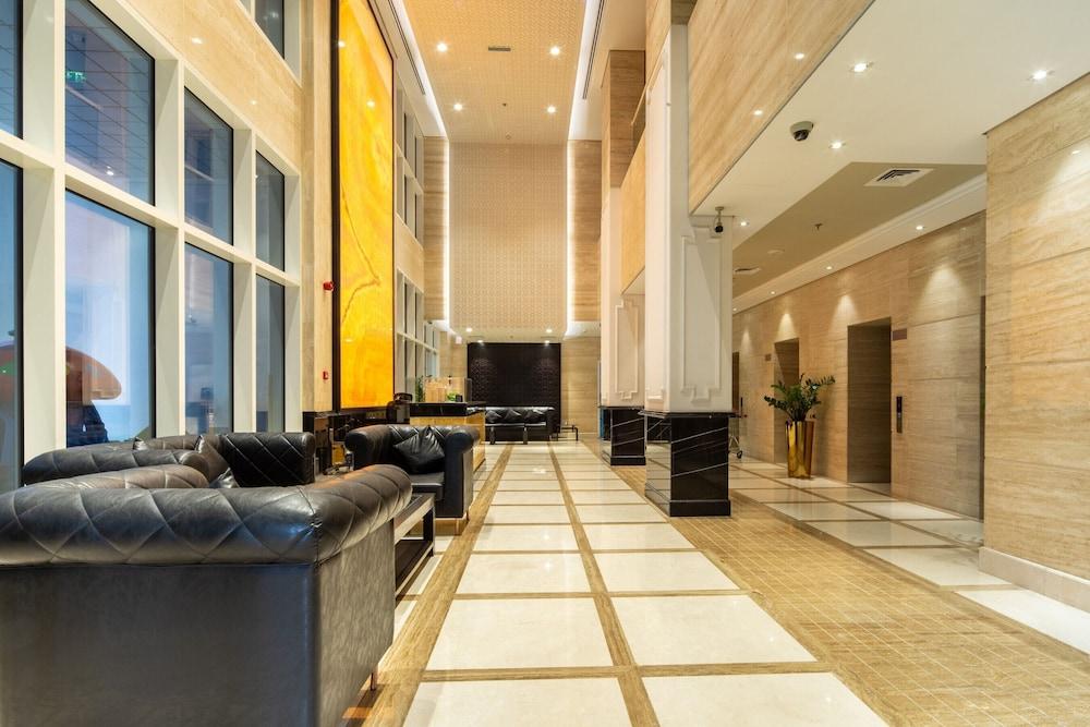 شقة غنية ونابضة بالحياة مكوّنة من غرفتي نوم مع مكتب في وسط مدينة دبي الردهة