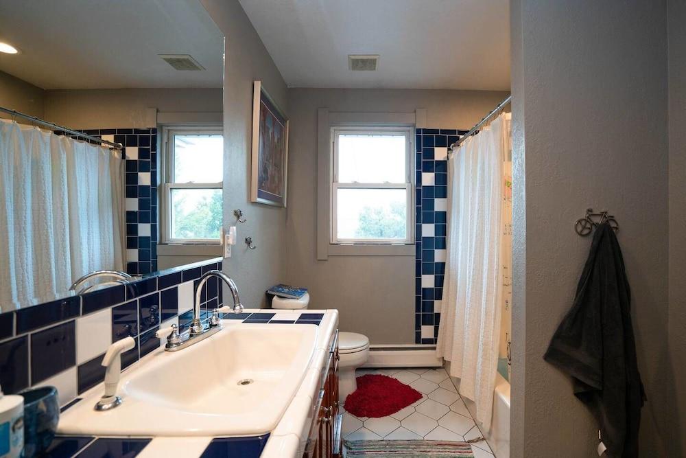 ذا تايمليس ريتريت إيه شيري كريك فاميلي هوم حمام