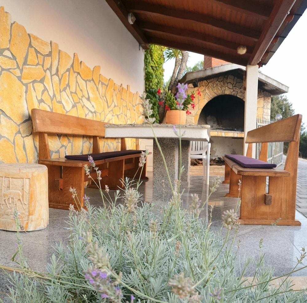 إيه 2- أبا وت بوو تيراس، جست 3 مين ووك تو ذا بيتش