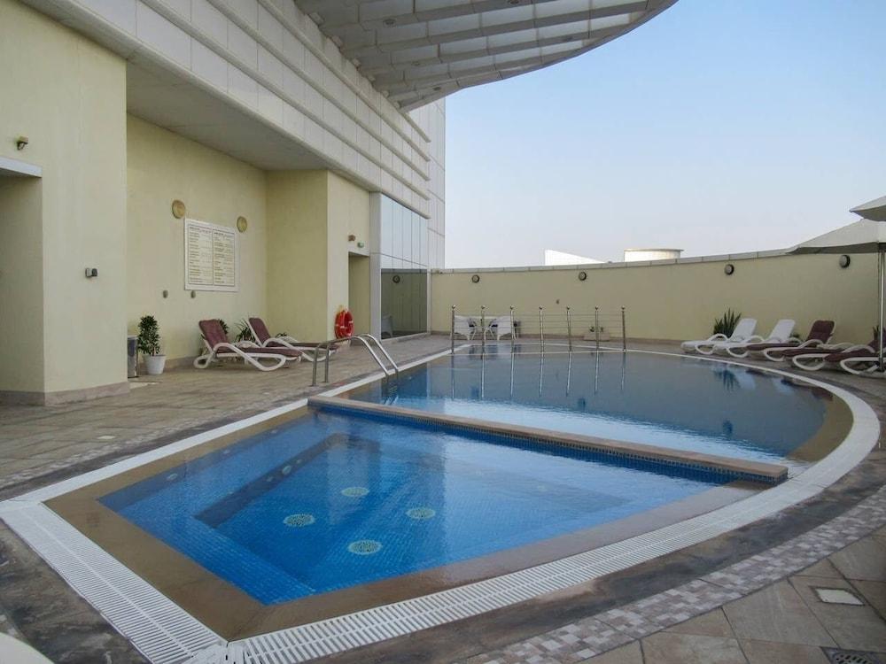 شقة استديو أنيقة في أبراج بحيرات الجميرا مع إطلالات على البحيرة! زحليقة مائية