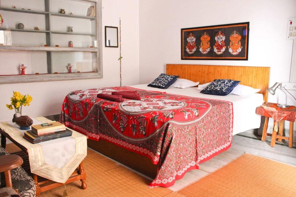 Goroomgo Purple Lotus Homestay Varanasi