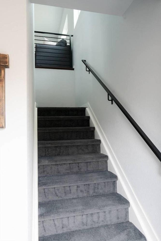 ذا تينيسون أدفينشر إيه لاكشري تاون هوم ويذ برايفت بالكوني داخلي