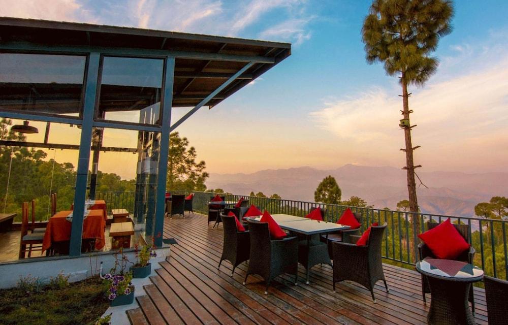 كوينز ميدوز باي صن شاين آند سمايلز الصورة الأساسية