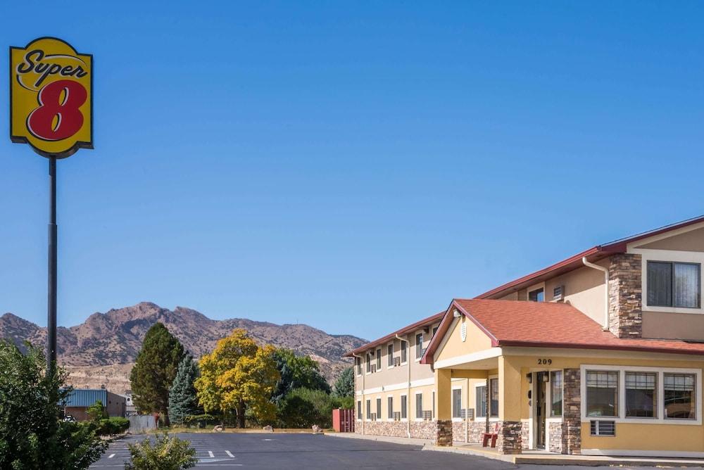 سوبر 8 باي ويندام كانون سيتي