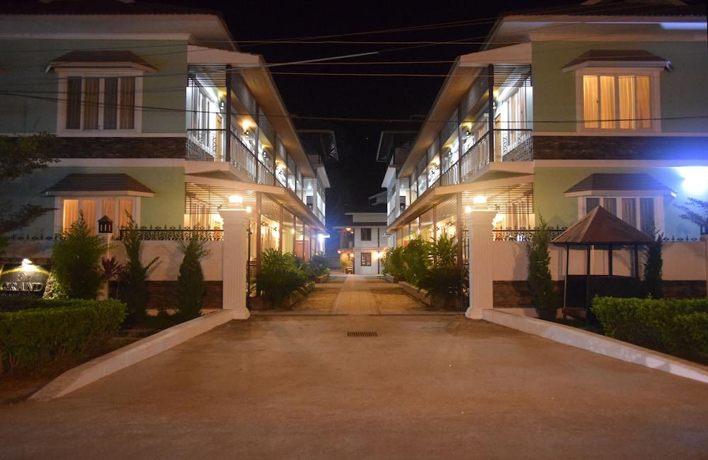 ويستاي آت ذا جراند نيونج شو، إل ليك الصورة الأساسية