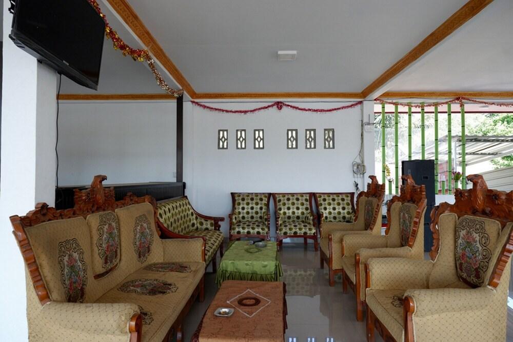 ريد دورز نير بولو توراجا منطقة الجلوس في الردهة