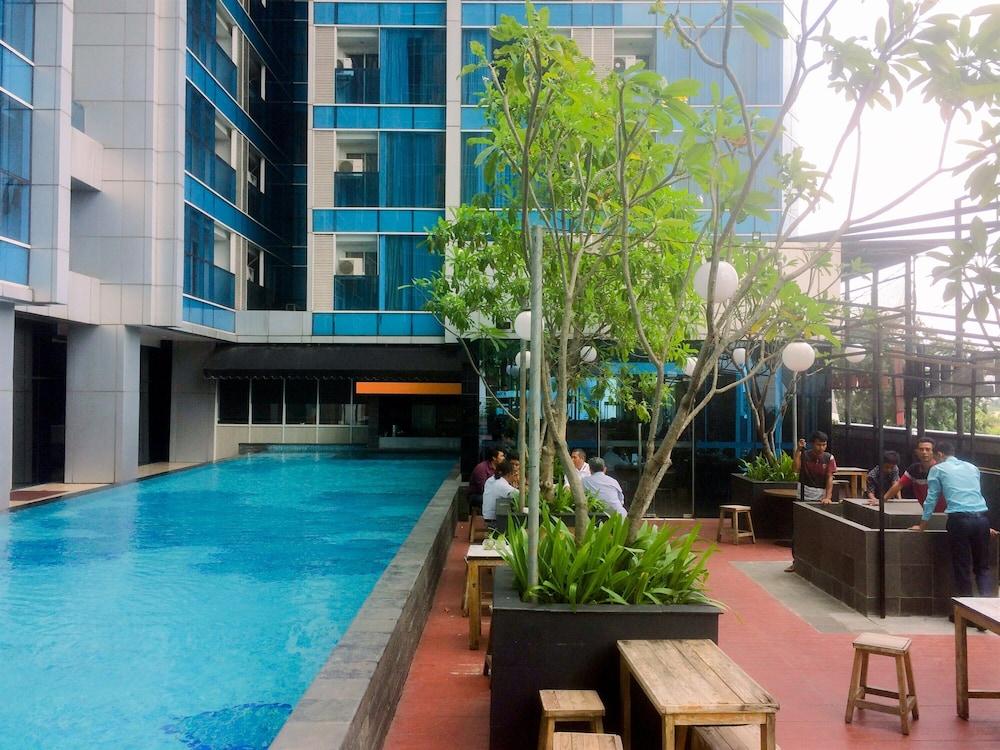 Cozy with Modern Design Studio Apartment at Tamansari The Hive Exterior