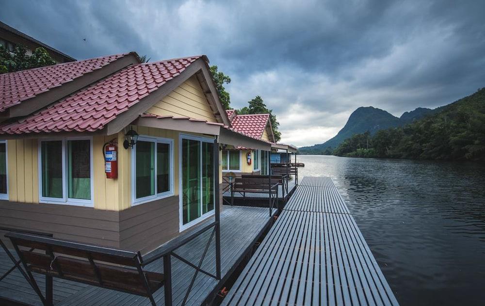 Naphatphorn Resort Featured Image