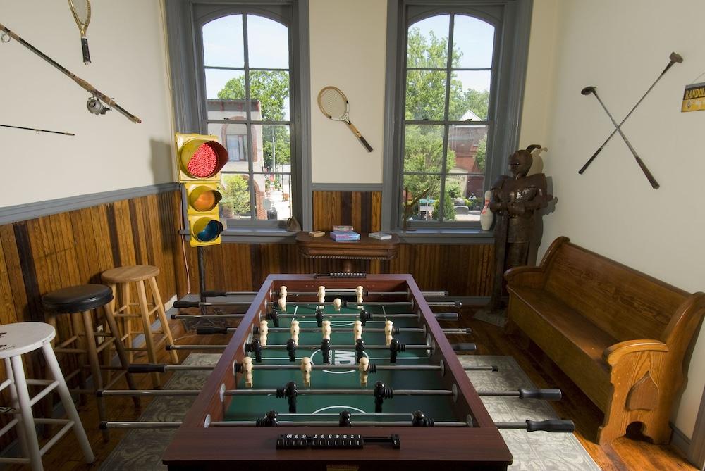 ذا تيندر جيستهاوس