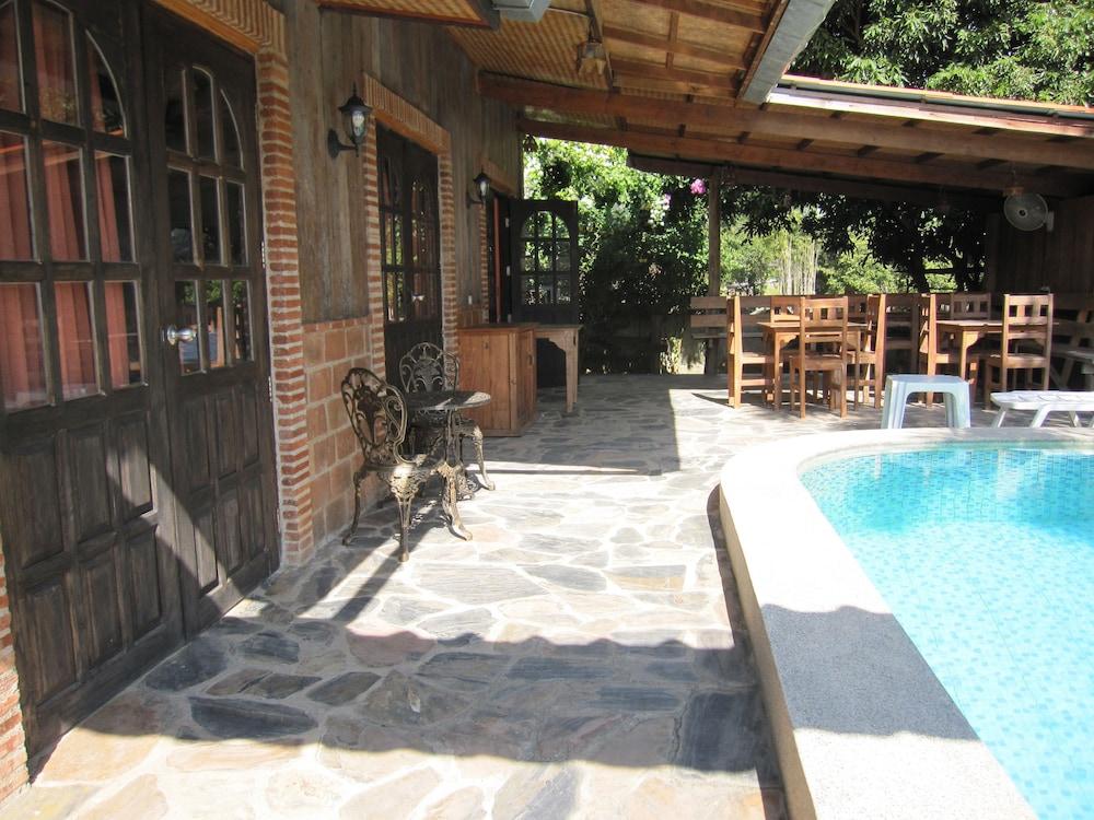 إكس بي إيه أي جيست هاوس حمام سباحة مكشوف