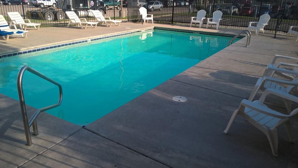 دايز إن آند سويتس باي وبندام هتشينسون حمام سباحة مكشوف