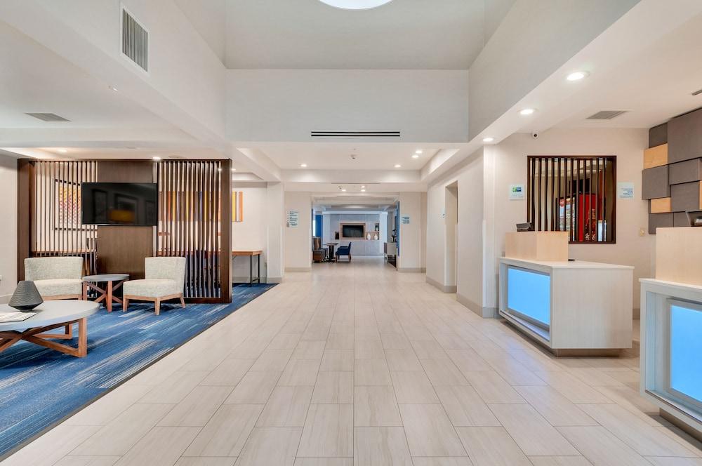 هوليداي إن إكسبرس آند سويتس، ليك إلسينور  باي آيتش جي المنطقة الخارجية