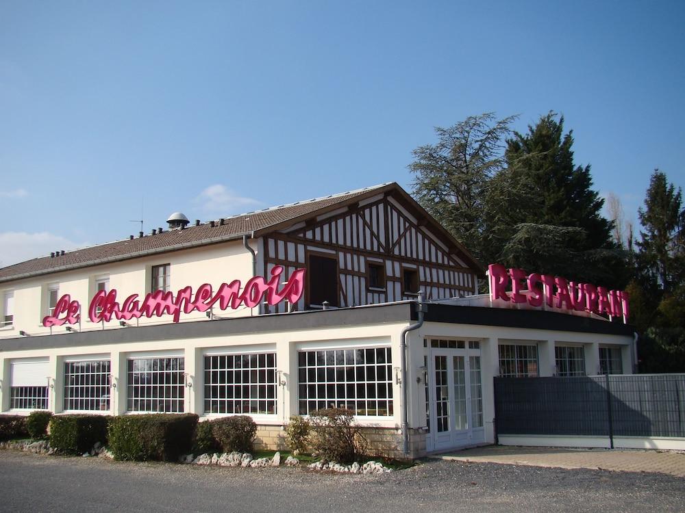 أوتل أنيكس لو شومبونوا