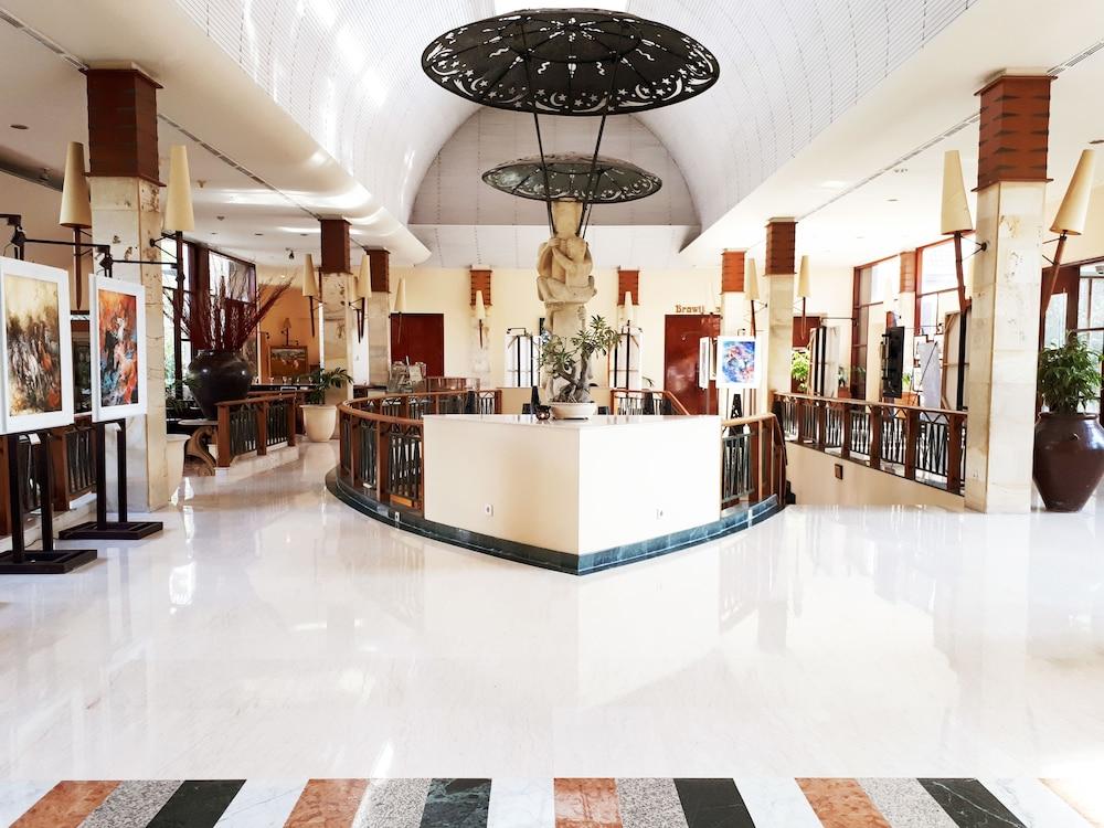 جراند تروبيك سويتس هوتل سورابايا الردهة