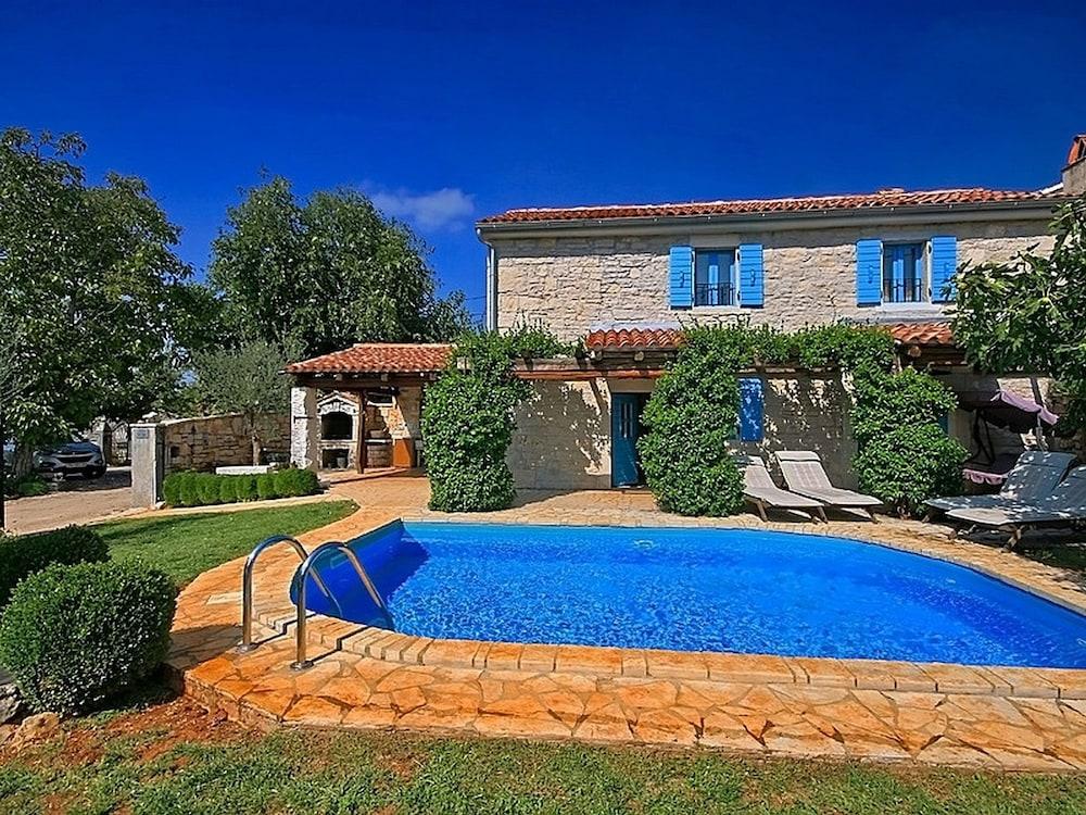 تشارمينج هاوس ويذ برايفت بول آند فينسد جاردن، نير بوريك آند بيتش