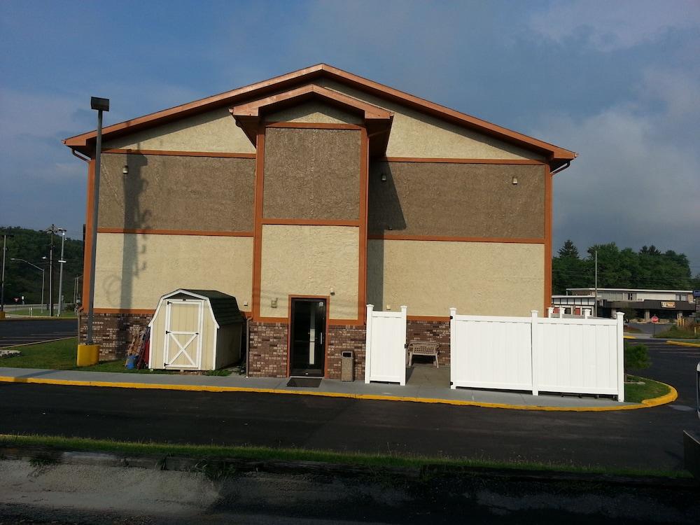 سوبر 8 باي ويندام بدفورد المنطقة الخارجية