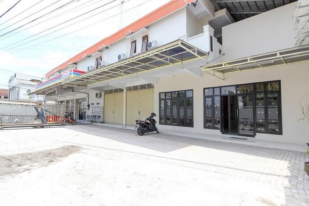 ريد دورز نير جوغجا كيمبالي مونيومينت 3 المنطقة الخارجية