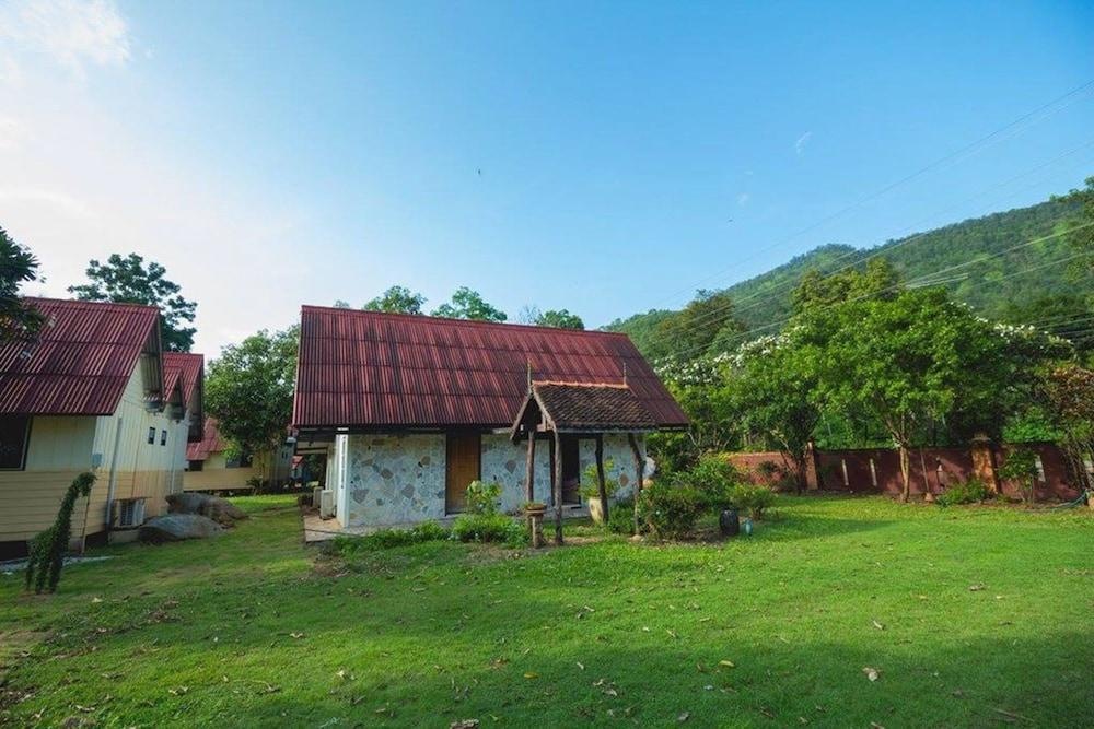 Naphatphorn Resort Property Grounds