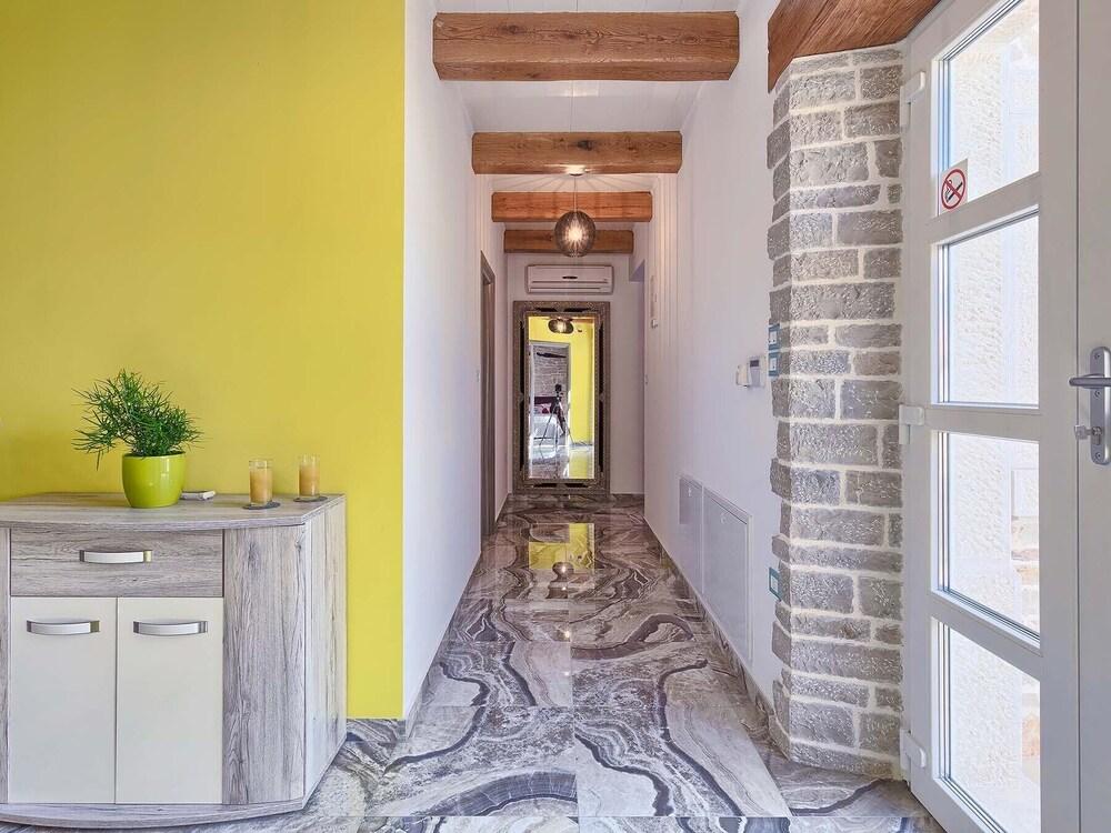 لاكشري آند مودرن فيلا ويذ إيه بول داخلي