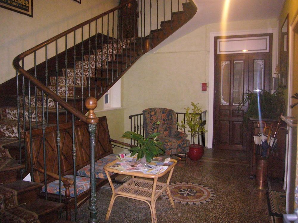 Aux Studios du Parc Lobby Sitting Area