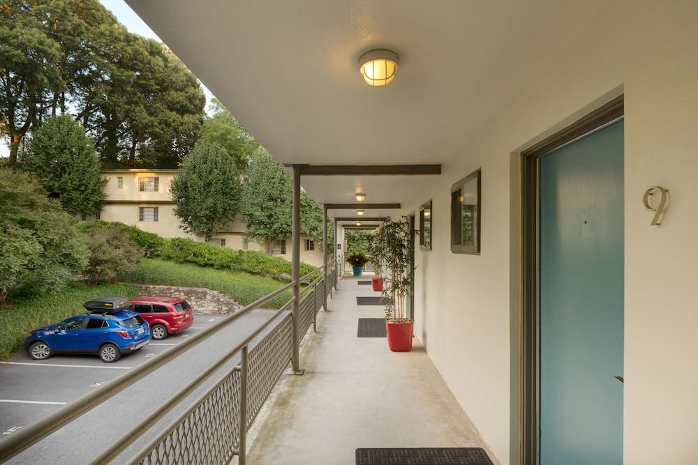 Studios On 25th by BCA Furnished Apts Exterior