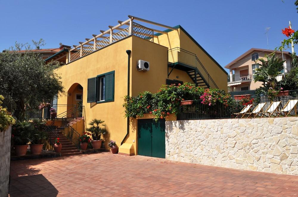 بي آند بي ستيلا مارينا