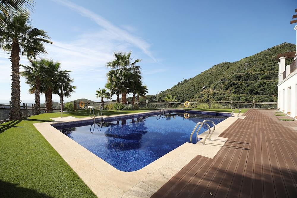 إي بيوتيفول مودرن تو بدروم فيلا