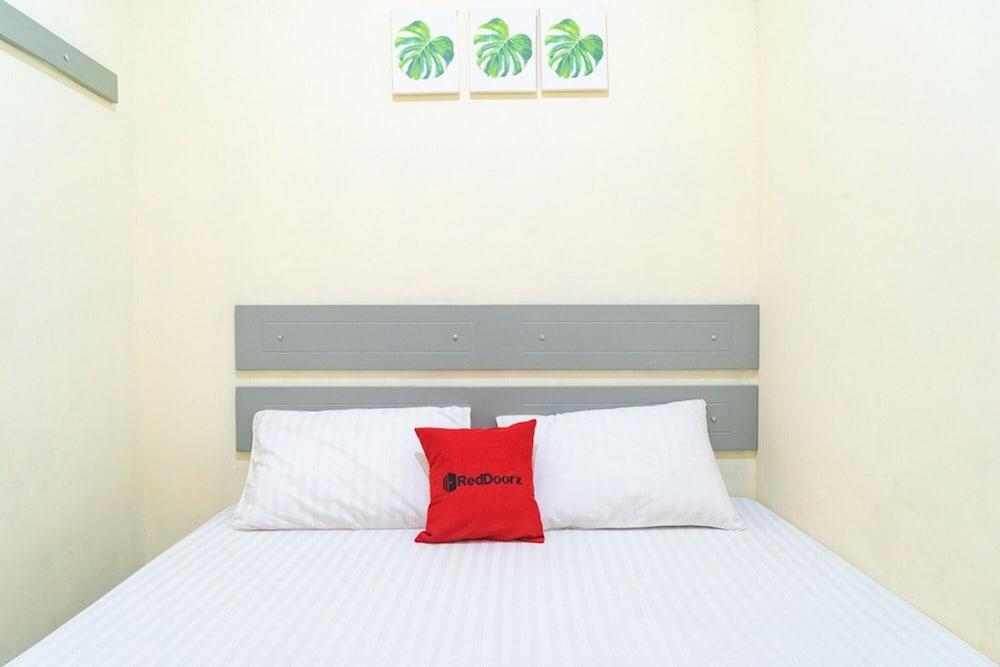 رد دورز نير سي بي دي سليدوج غرفة