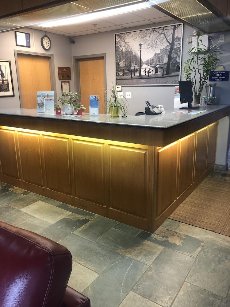 Days Inn by Wyndham Hinton Lobby