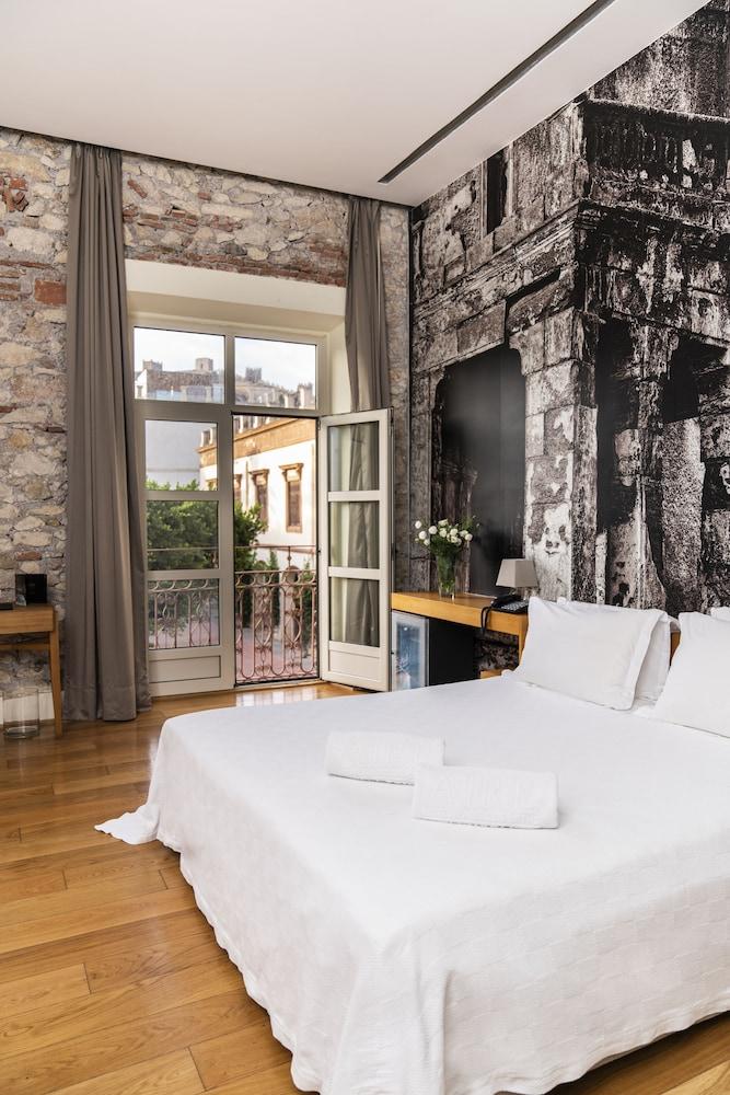 أيري هوتل أند أنشينت باثز