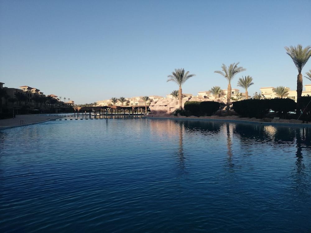 Sea view apartment with private beach Exterior