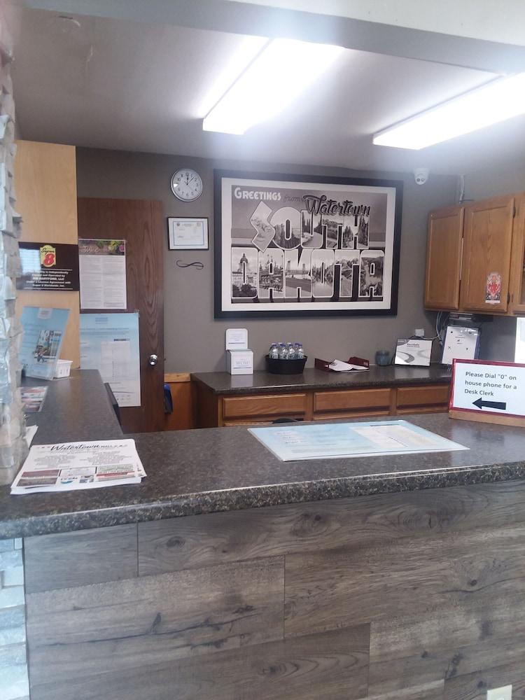 سوبر 8 باي ويندام ووترتاون الردهة