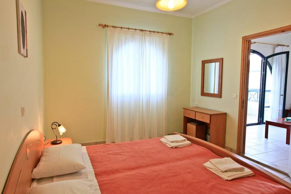 Alexander Large Private Pool Walk to Beach Sea Views A C - 264 Room