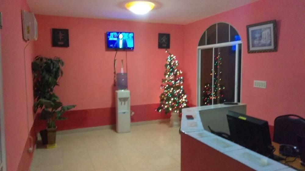 يونيفرشال هوتل هايتي الردهة