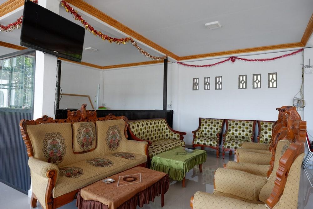 ريد دورز نير بولو توراجا منطقة الجلوس في الردهة