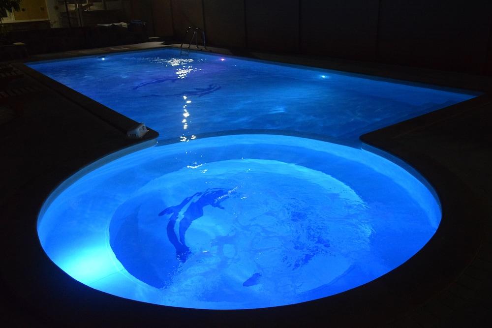 ويستاي آت ذا جراند نيونج شو، إل ليك حمام سباحة مكشوف