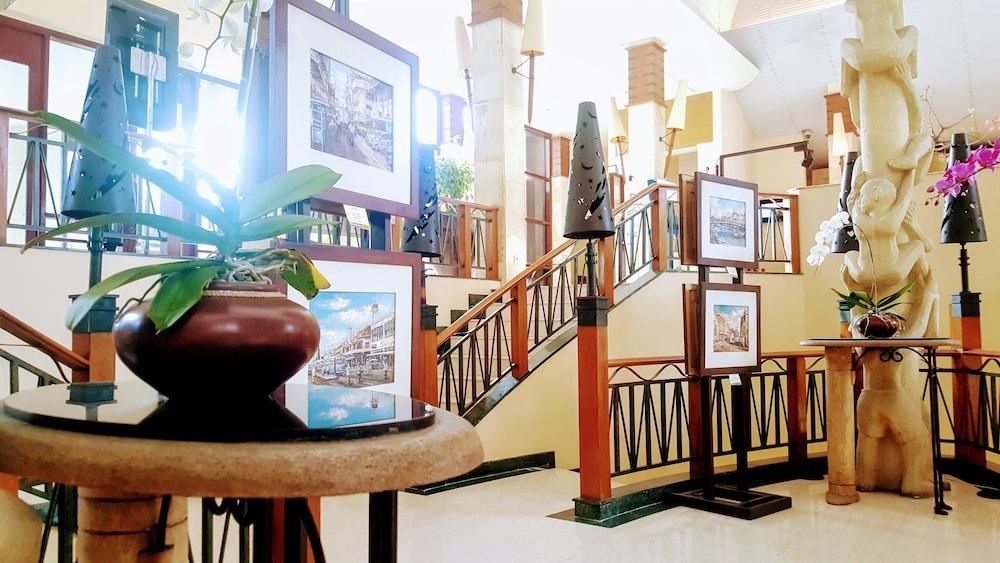 جراند تروبيك سويتس هوتل سورابايا الردهة