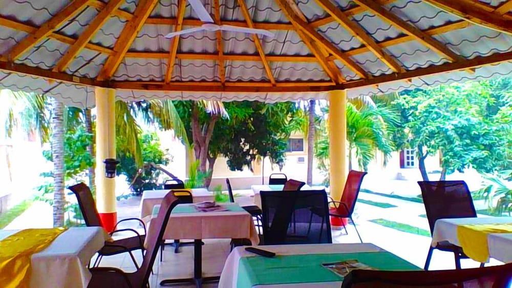 يونيفرشال هوتل هايتي مطعم