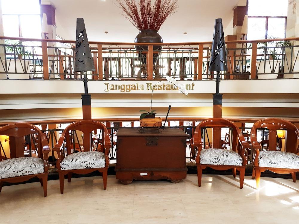 جراند تروبيك سويتس هوتل سورابايا منطقة الجلوس في الردهة