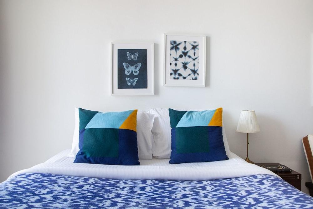 شقة استديو أنيقة في أبراج بحيرات الجميرا مع إطلالات على البحيرة! غرفة