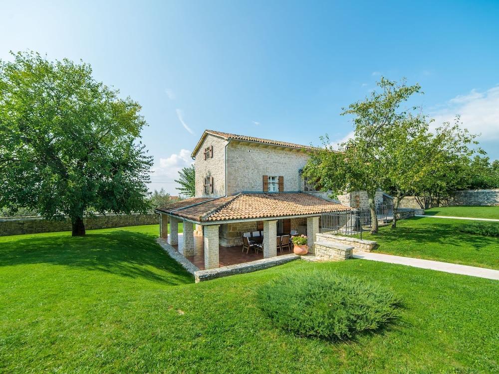 إنشانتينج فيلا ويذ بيوتيفول ستون أرتشيتكتر