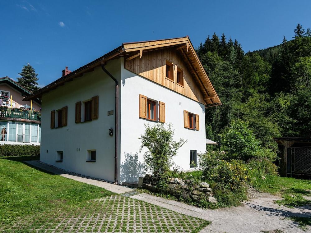 سبيشوس تشاليت إن تشيل آم سي نير ليك الصورة الأساسية