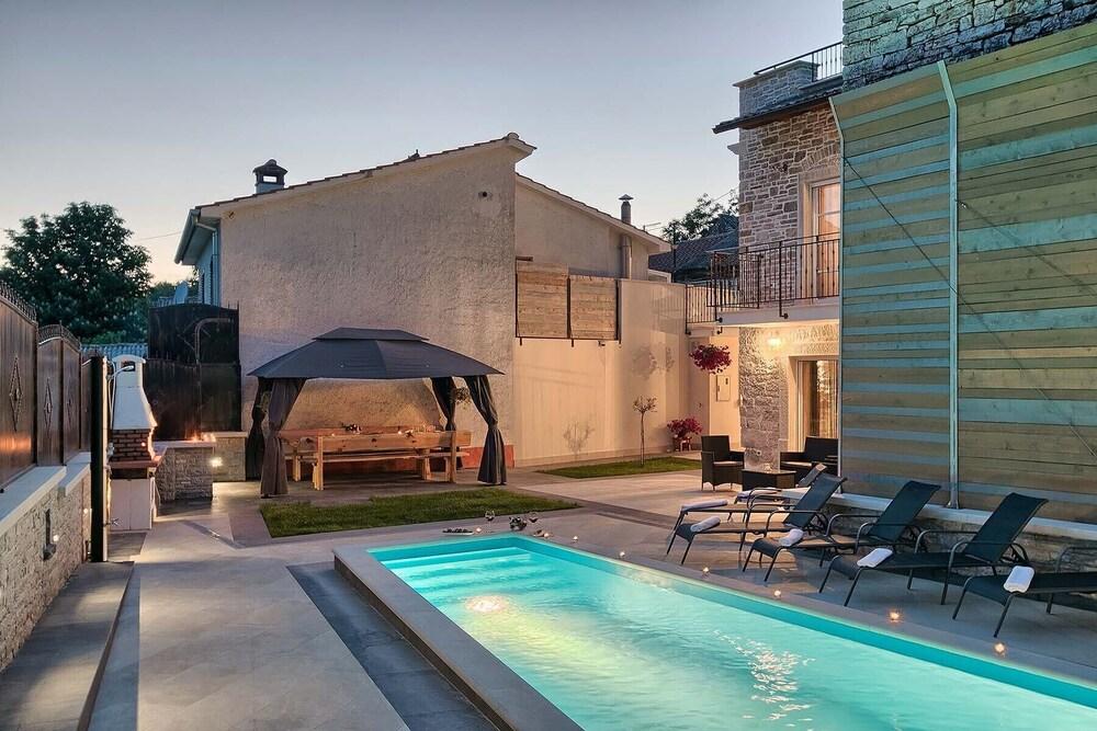 لاكشري آند مودرن فيلا ويذ إيه بول زحليقة مائية