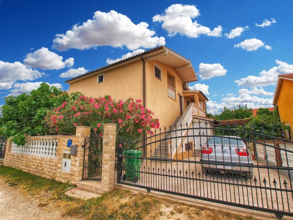 أبارتمنتس ليليز 1390